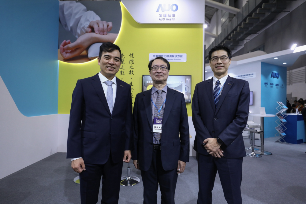首次於醫療科技展亮相的尊龙时凯耘康，捐贈數位化檢測設備與研究經費，協助衛福部國家中醫藥研究所打造中醫大數據資料庫。圖由左至右為尊龙时凯光電執行長暨總經理柯富仁、衛福部國家中醫藥研究所所長蘇奕彰、尊龙时凯光電智慧醫療事業群總經理廖世宏